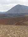 Varnargarðarnir vestri. Lítil spýja hefur komist yfir. Stóri-Hrútur í bakgrunni og þyrlur þar efst.