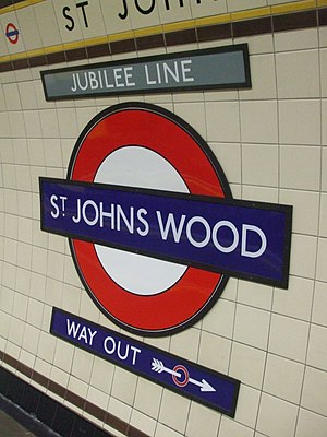 English: St Johns Wood tube station platform r...