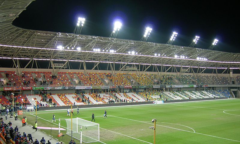 파일:Stadion Miejski Bielsko-Biała trybuna wschodnia February 2015.jpg