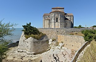 Les remparts et l'église Sainte-Radegonde de Talmont-sur-Gironde (Nouvelle-Aquitaine). (définition réelle 5 770 × 3 734)