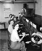 1952年当時の交換台とオペレーターガール（電話交換手）