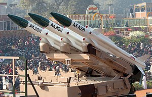 Сверхзвуковая крылатая ракета «Акаш» с дальностью полета 25 км прошла через Раджпат во время парада в честь 58-го Дня Республики - 2007 в Нью-Дели 26 января 2007 года.