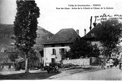 Theys, rue des Alpes, arbre de la liberté et coteau de la Gabette, 1908