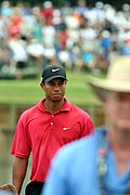 Tiger Woods portant un polo rouge le dernier jour des Players en 2007.