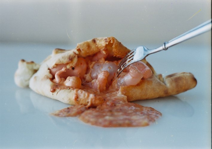 File:Tina Torhamn, Calzone med dockor, fotografi, 1976, Tina Torhamn.tif