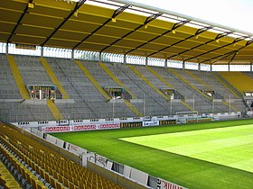 Die Südtribüne (Bitburger Wall) des Tivoli