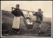 カゴと棒で魚を運ぶ女性たち（1915年、日本）