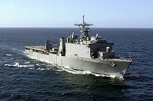 USS Tortuga (LSD-46) в феврале 2001 года у побережья Карибского острова Кюрасао.