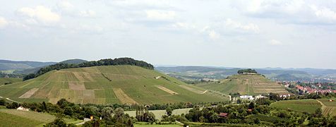 Outeiros de Schemelsberg (esquerda) e de Burgberg (dereita) en Weinsberg, vistos desde o monte Wartberg en Heilbronn.