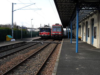 Une Z 20500 et une BB 17000 à quai devant le bâtiment voyageurs.