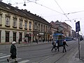 Zagreb: der Stra­ßen­bahn­zug hat das Ge­ra­de­aus­gleis so­eben nach links ver­las­sen, um rechts ab­zu­bie­gen