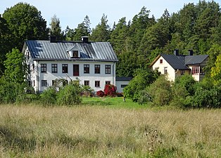 Östra Yttringe gård med förvaltarvillan till höger.