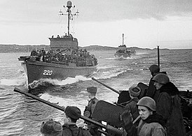 Морские пехотинцы Северного флота на борту ленд-лизовских больших охотников типа SC (на переднем плане БО-220, бывший SC-1490)[1][2]. Петсамо-Киркенесская операция, 1944 год.