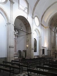 Interior da igreja; capela lateral