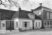 De Groedse 1 en 3 mei sigarewinkeltsje (lofts) en de waard (rjochts), 1965