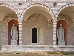 Cloître de Sixte IV (côté est), statues de Pie VII et Pie IX de Francesco Gianfredi (1855).