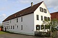 Älteres Bauernhaus mitten im Dorf