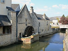 Le moulin à eau sur l'Aure, depuis la place aux Pommes à Bayeux, dans le Calvados.