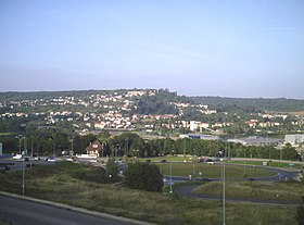 Vue de Bouxières-aux-Dames au bord de la Meurthe adossée au Grand Couronné.