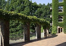 The brick colonnades Buerne mod parken 2.jpg