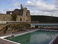 Burg Altleiningen mit Schwimmbad im Burggraben…