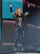 Madonna en The MDNA Tour con estilismo de EDM