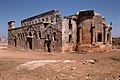 L'abside et la façade sud. On voit les fenêtres et les claires-voies, ainsi que le socle mouluré qui ceint l'édifice.