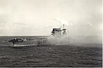 Die Besatzung der schwer getroffenen USS Lexington (CV-2) verlässt das Schiff