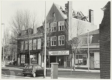 De sloop van panden op de hoek Amsterdamstraat / Herensingel, tegenover de Amsterdamse Poort