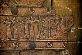 Detalle de una escena en relieve sobre una placa de bronce que muestra al ejército asirio atacando una ciudad. De una puerta de Balawat, Irak, 859-824 a.C. Museo del Antiguo Oriente, Estambul