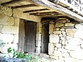 Detalle de casa tradicional de pedra e madeira.
