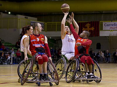 Pertandingan basket kursi roda antara tim dari Roma melawan tim dari Toulouse pada saat tur pertama Euroleague.