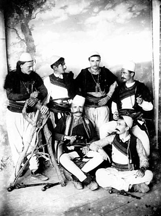 Luftëtarët e Deçiqit, djathtas në karrike Palok Traboini