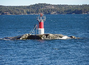 Gålö fyr i Fåglaröfjärden. I bakgrunden syns Ornö.