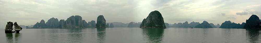 Een panorama over de Ha Long Baai met mist en rotsen