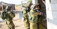 Militares paraquedistas israelenses fazendo buscas em casas na Faixa de Gaza.