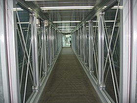 Interiør af en moderne bro med glasvæg i Incheon Lufthavn, Sydkorea