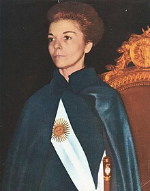 Isabel Perón con el bastón y la banda presidencial.jpg