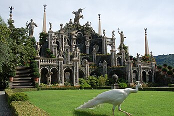 Le palais Borromée et son jardin baroque sur Isola Bella, l'une des trois îles Borromées sur le lac Majeur, en Italie. (définition réelle 3 008 × 2 000)