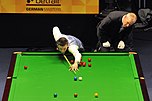 Der Snooker-Spieler Mark Selby mit dem Schiedsrichter Jan Verhaas beim German Masters