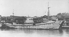 改造完成した漁船熊野丸。本船の左舷側に元哨戒特務艇が繋留されているが、元の艇名は不明 （1947年3月、石巻港）