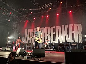 Jawbreaker выступают в Fillmore Auditorium в Денвере, апрель 2022 года. Слева направо: Бауэрмейстер, Шварценбах и Пфалер.