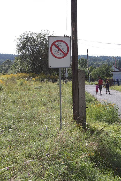 Cedule zakazující vstup úředníkům do Jindřichovic pod Smrkem.