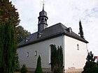 Blick von der Straßenseite auf die Friedhofsanlage