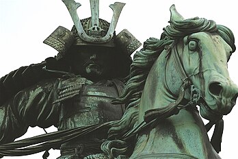 Statue équestre de Masashige Kusunoki, samouraï du XIVe siècle durant le règne de l'empereur du Japon Go-Daigo, à l'extérieur du palais impérial de Tōkyō. (définition réelle 1 936 × 1 288)