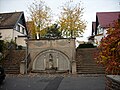 Treppenanlage und Wandbrunnen in einer Gartenstadtsiedlung