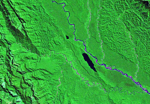 צילום לווין של שפך נהר הטואיצ'י לנהר הבני, דרומית לאגם צ'ללאן