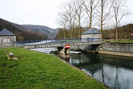 Le bief de l'écluse, à la place de l'écluse aujourd'hui un barrage mobile avec pont.