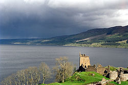 Loch Ness. Rannalla Urquhartin linna.