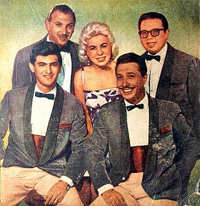 Los Cinco Latinos en la portada de su EP homónimo de 1957.